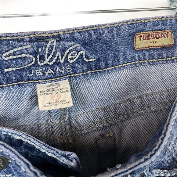 SILVER JEANS Tuesday CAPRI Sz 25 Actual Waist 28 Distressed Embroidered Pockets - Picture 5 of 11